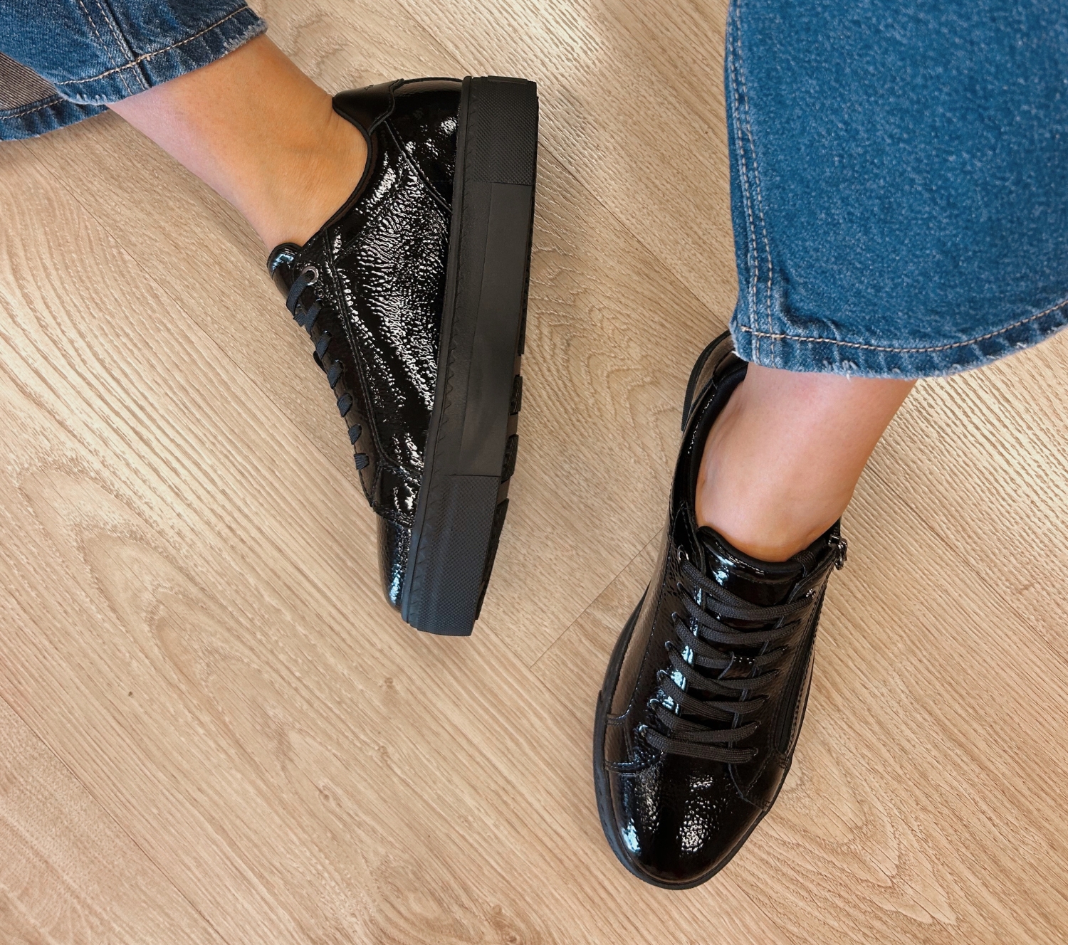 Ντύσιμο με sneakers: Ιδέες για κομψές και βραδινές εμφανίσεις